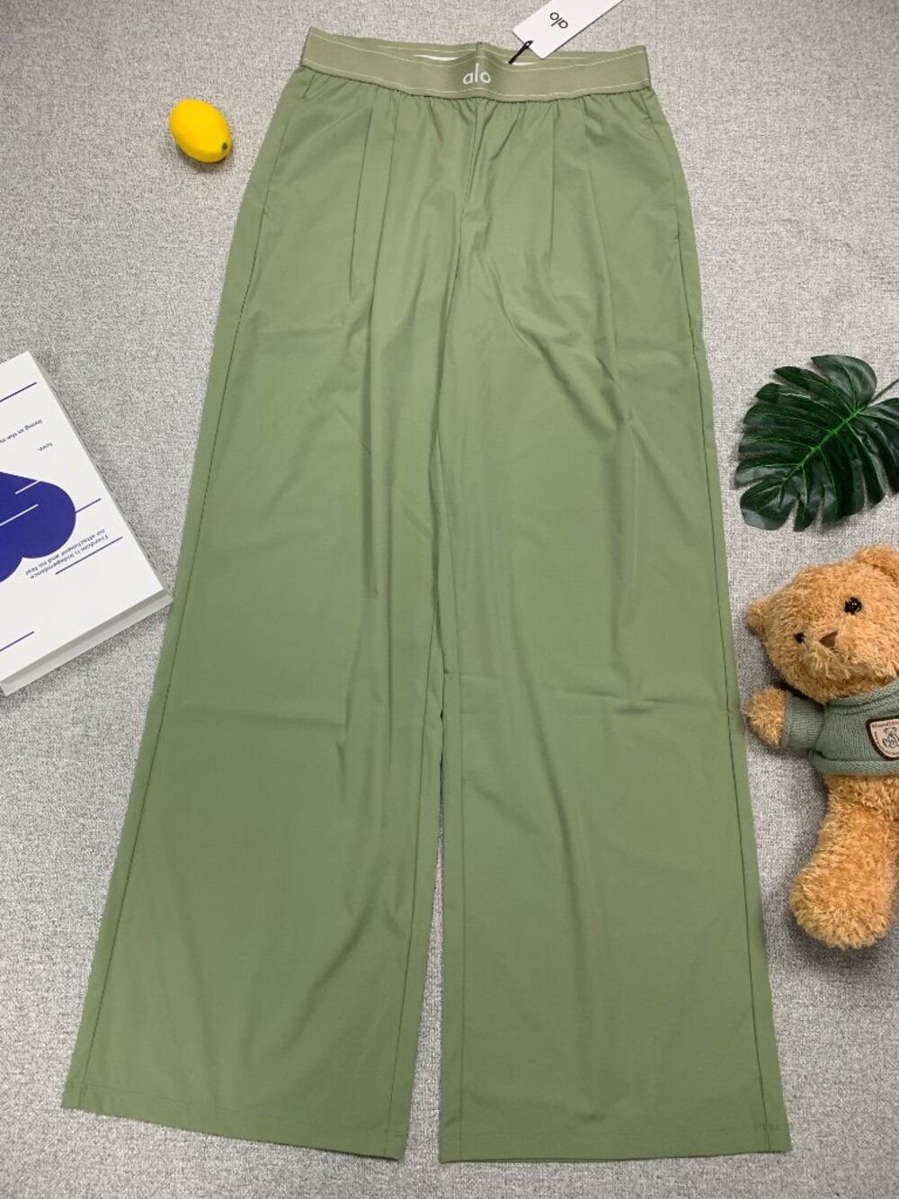 NWT ALO Yoga Dune Grass Trouser🧘♀️Downtown Athleisure Suit Up 30" Inseam - Picture 2 of 10